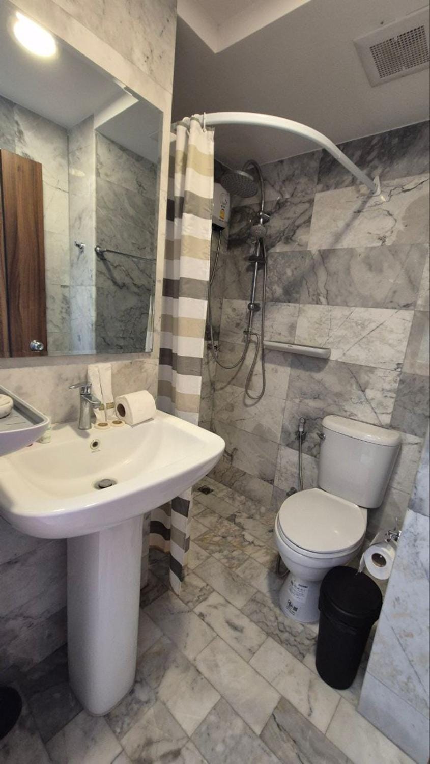 Shower, Toilet