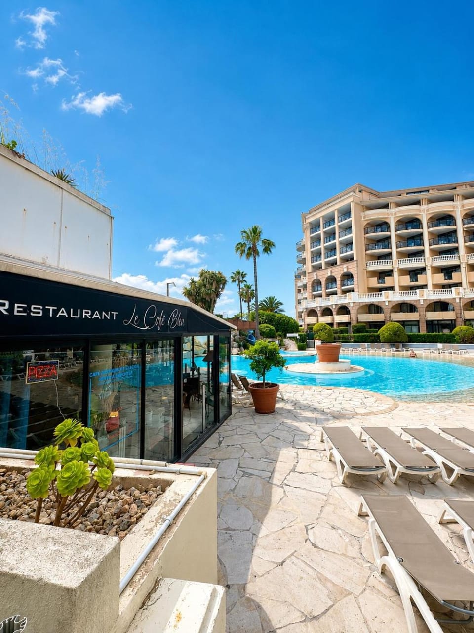 Restaurant/places to eat, Swimming pool, sunbed