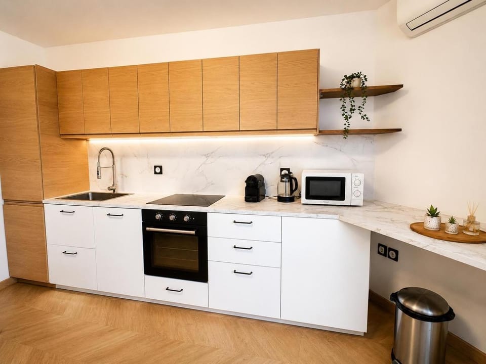 Coffee/tea facilities, Kitchen or kitchenette, dishwasher, oven, stove