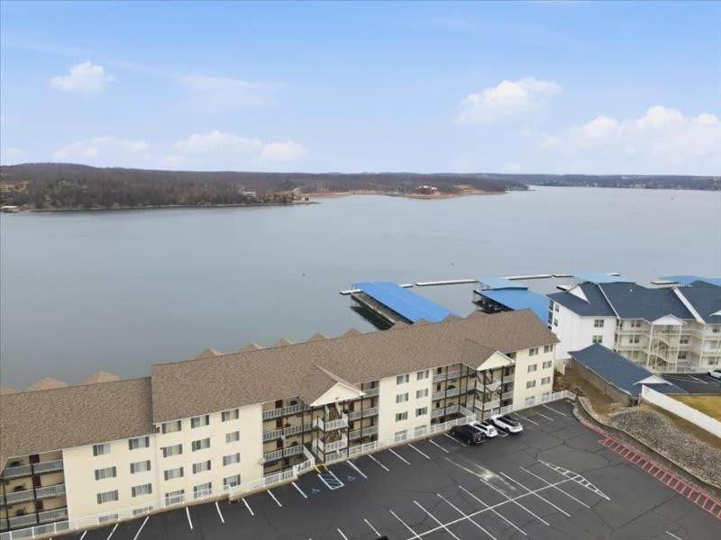 Ledges Condo - 3Bed 3Bath - Boat Dock - Seasonal Pool House in Osage Beach