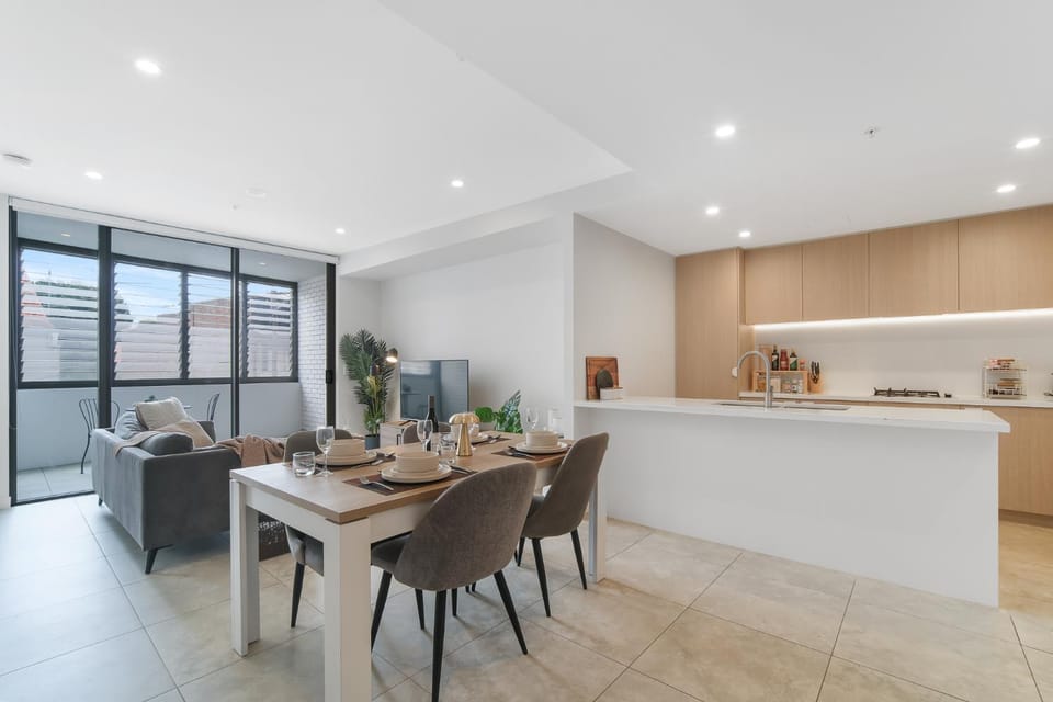 Kitchen or kitchenette, Living room, Food and drinks, Seating area, Dining area, Food
