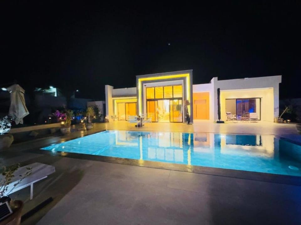 Night, Pool view