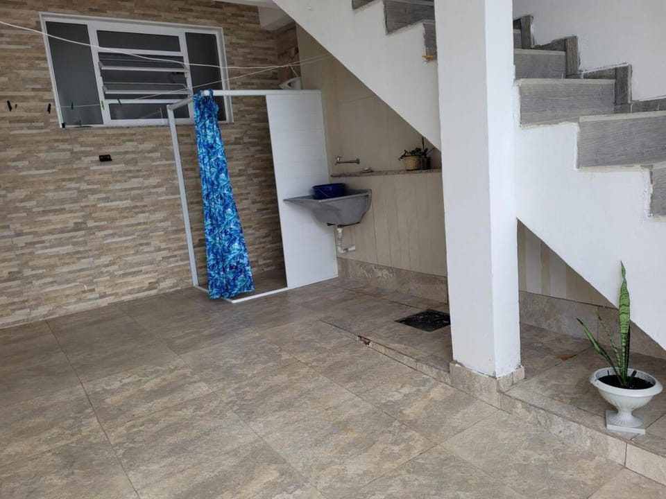 Casa no centro de Ubatuba com adaptações para idosos e PCD House in Ubatuba