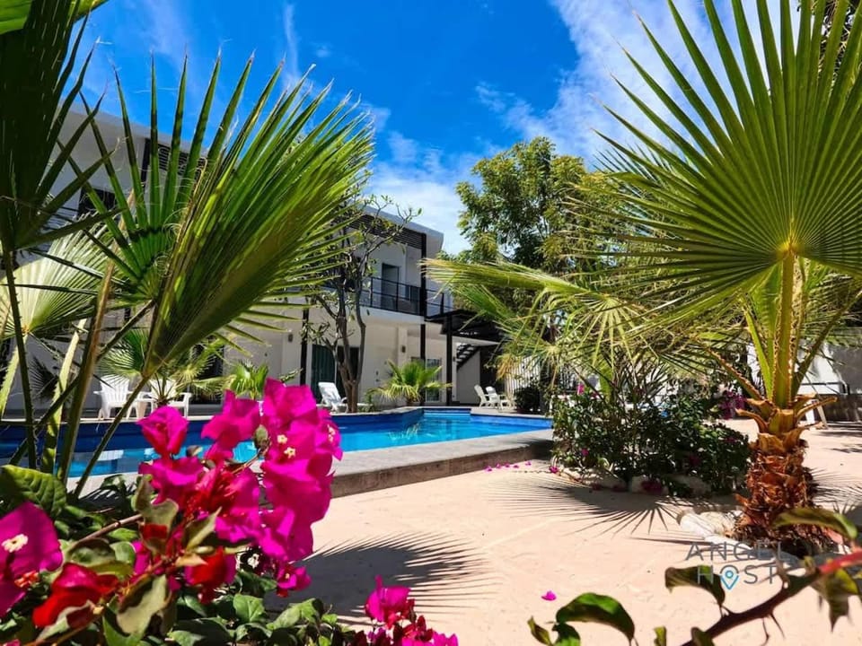 Shared Pool Oasis Near Malecon BBQ Wi-Fi Inn in La Paz