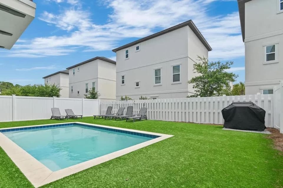 3-Story Comfortable home Near the Beach House in Miramar Beach