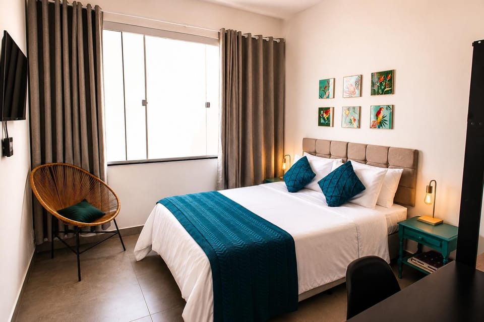 Bed, TV and multimedia, Photo of the whole room, Decorative detail, Bedroom, furniture