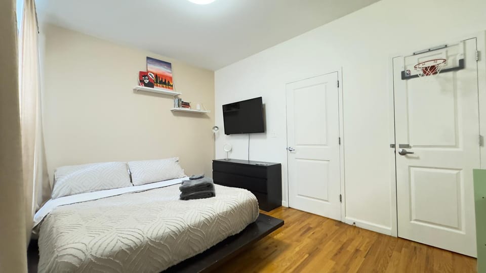 Bed, TV and multimedia, Photo of the whole room, Bedroom, wardrobe