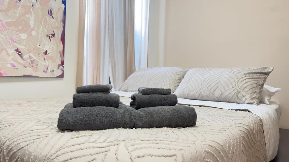 Bed, Bedroom, towels