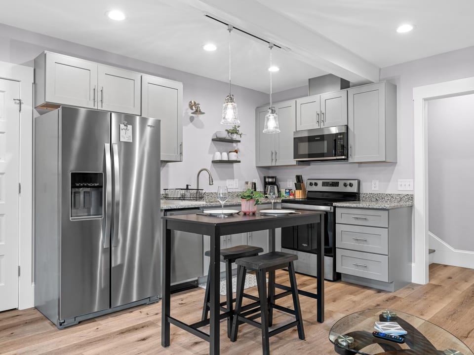 Kitchen or kitchenette, Dining area