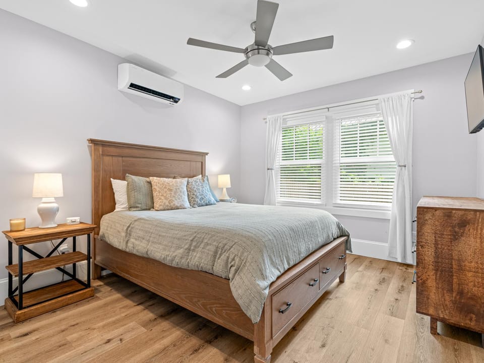 Bed, Photo of the whole room, Bedroom, storage, air conditioner
