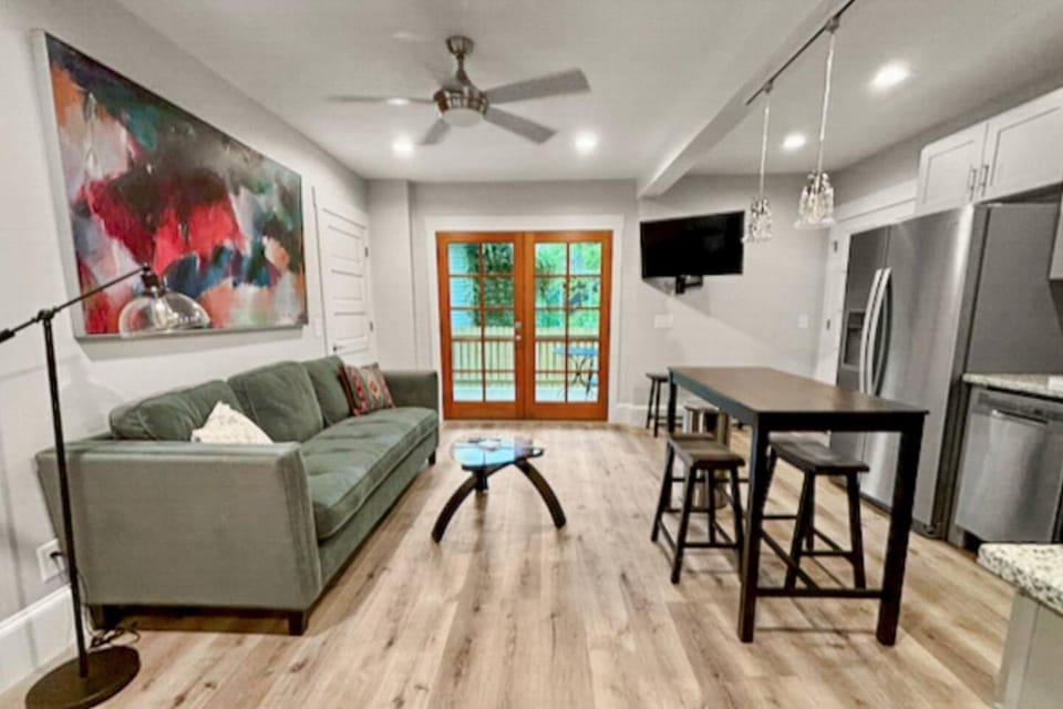 TV and multimedia, Kitchen or kitchenette, Living room, Photo of the whole room, Seating area, Dining area, Evening entertainment, oven