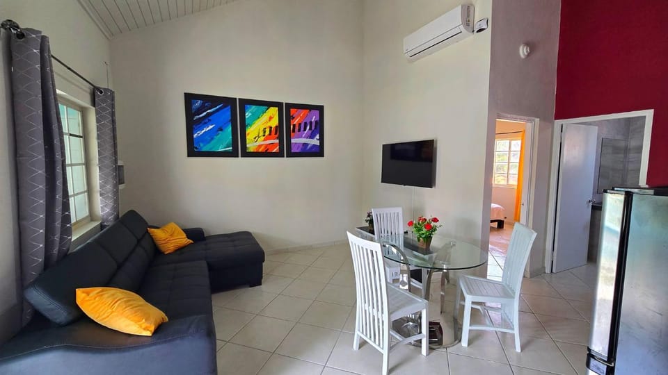 Communal lounge/ TV room, TV and multimedia, Living room, Decorative detail