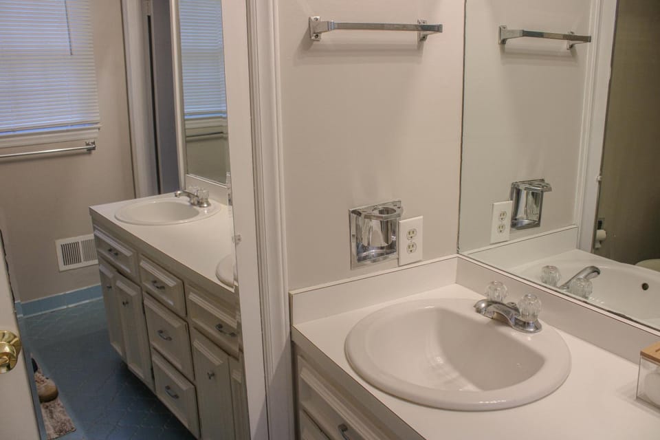 Phenomenal Location X Quite Neighborhood X 4BR House in Raleigh