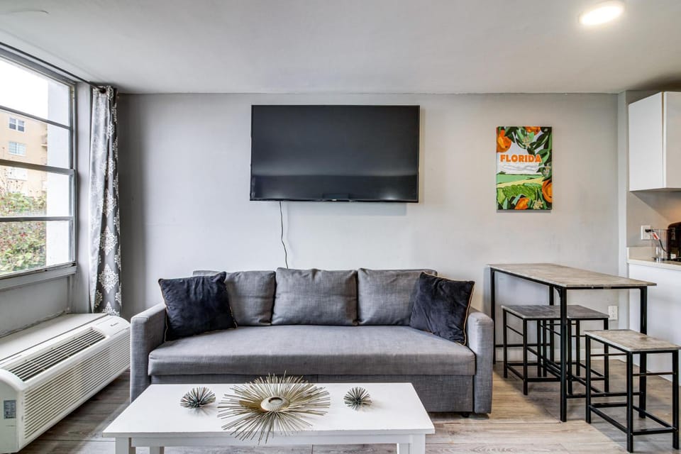 2 Blocks to Shore! Chic South Beach Studio Apartment in Flamingo Lummus