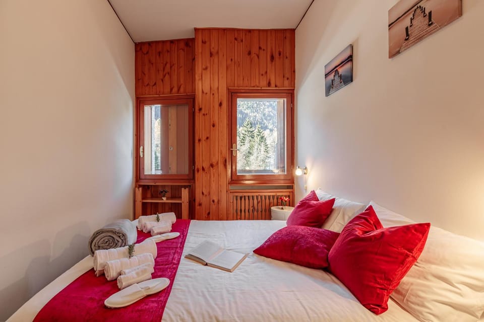 Photo of the whole room, Bedroom, towels