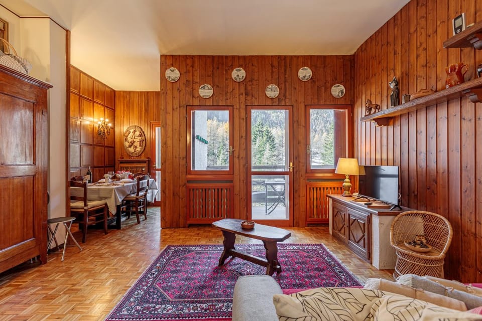 Bed, Seating area, Dining area