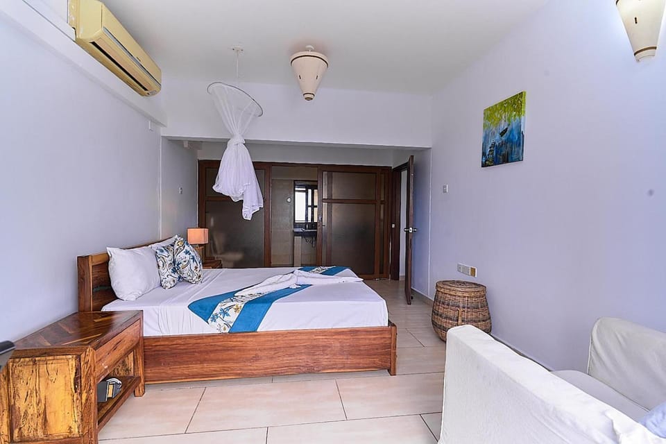 Bed, Bedroom, towels, air conditioner