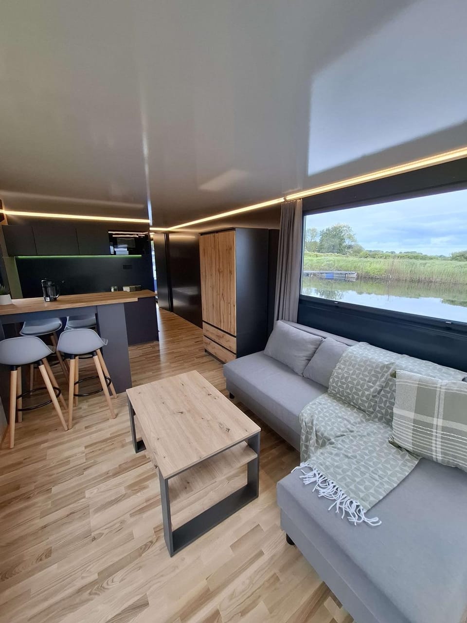 Natural landscape, View (from property/room), Living room, Seating area