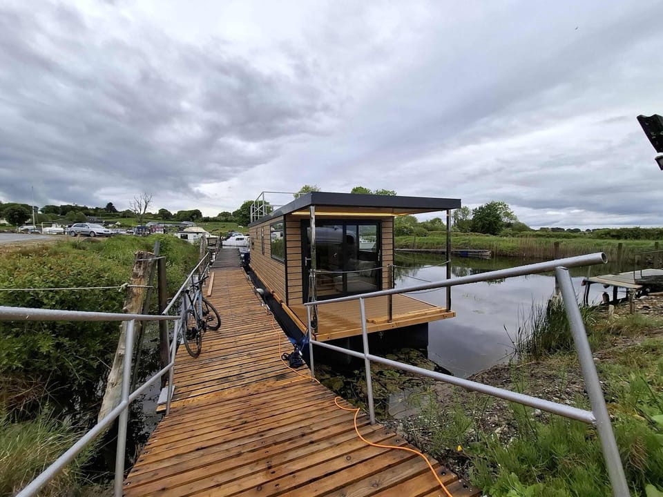 Property building, Natural landscape, Lake view, River view
