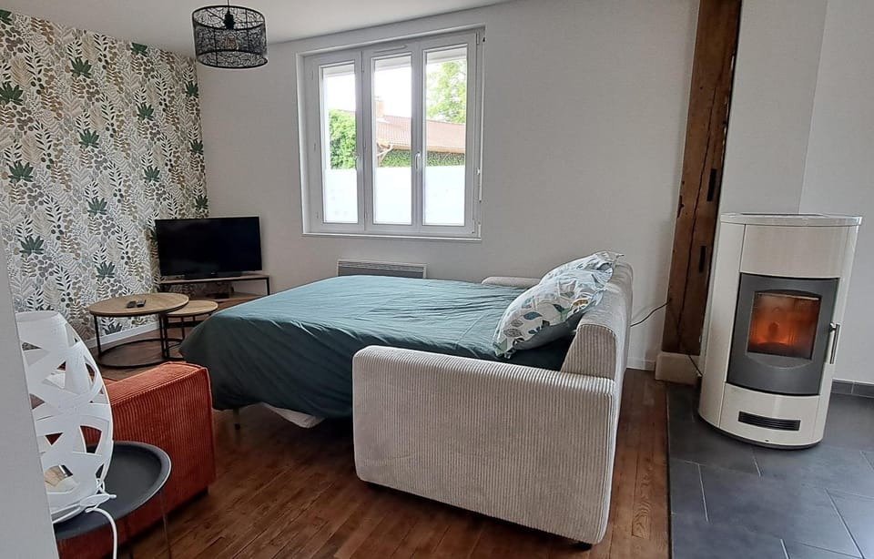 Bed, Living room