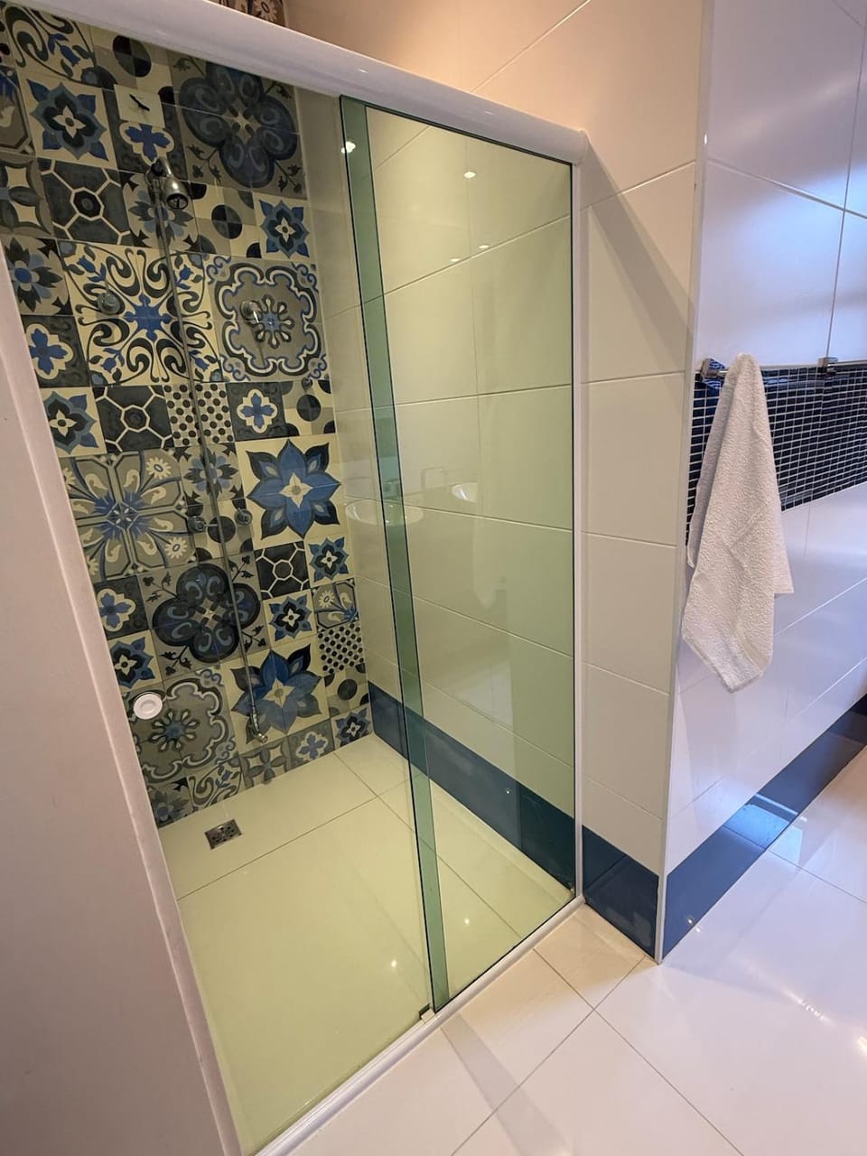 Shower, Bathroom, towels