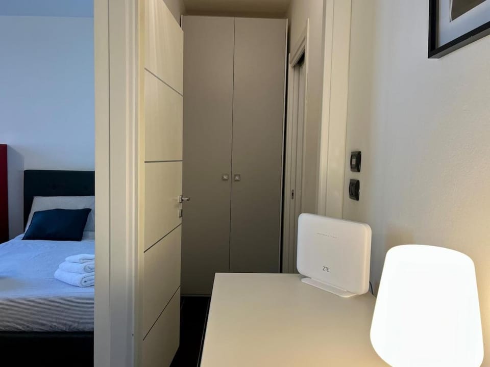 Photo of the whole room, internet, wardrobe
