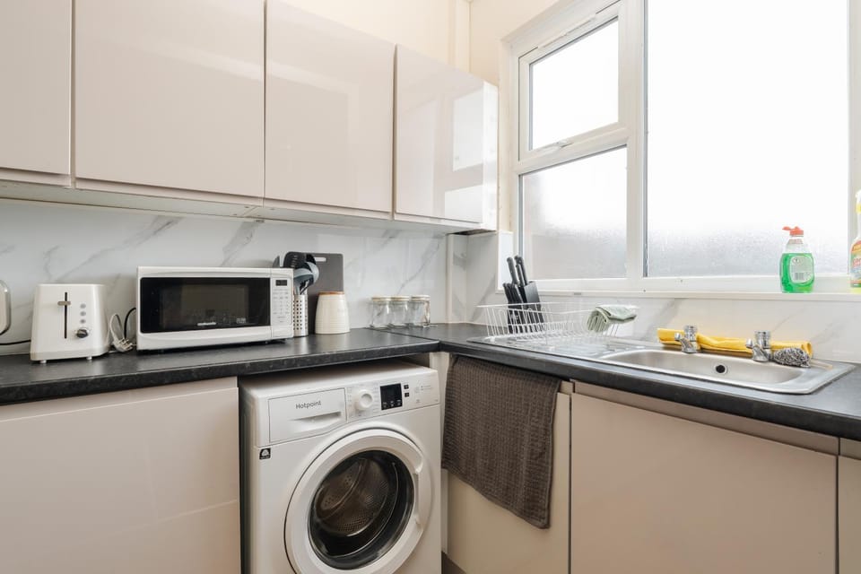 Spacious 4BR Home Near Etihad - FREE Parking - 5 min train station House in Manchester