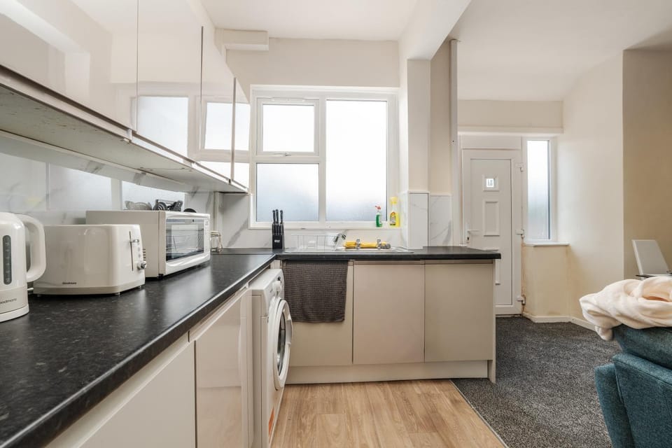 Spacious 4BR Home Near Etihad - FREE Parking - 5 min train station House in Manchester