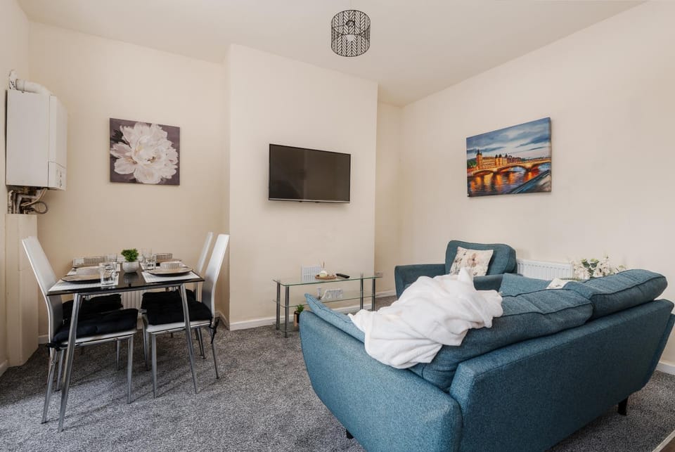 Spacious 4BR Home Near Etihad - FREE Parking - 5 min train station House in Manchester