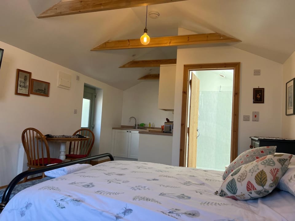 Bed, Seating area