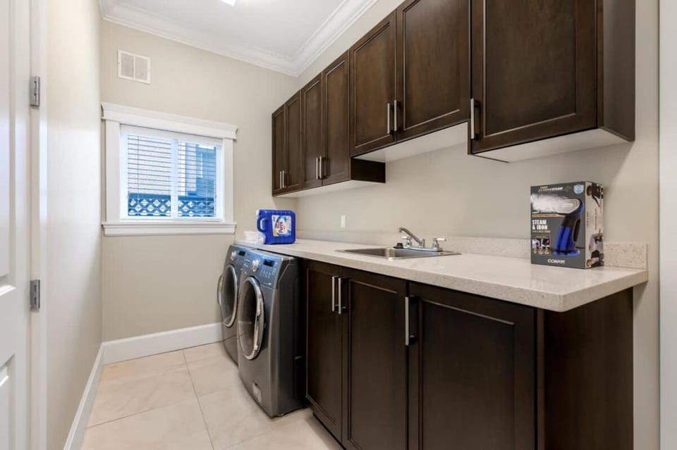 Luxury Ensuite Room in Peaceful West Richmond-Easy Airport & City Access Vacation rental in Richmond
