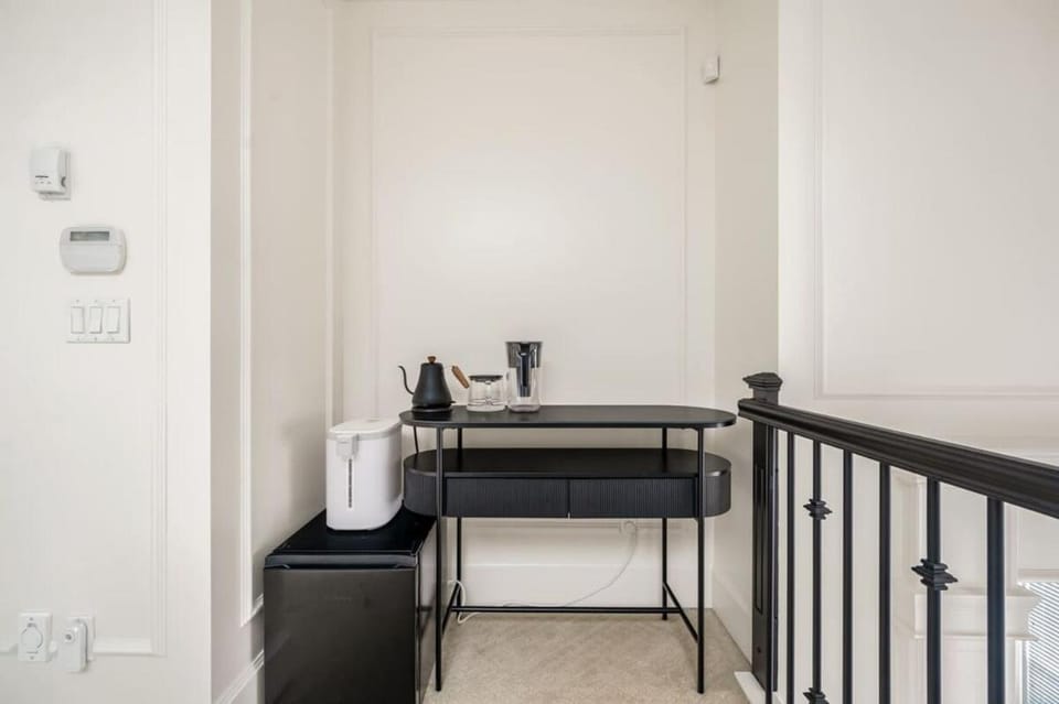 Luxury Ensuite Room in Peaceful West Richmond-Easy Airport & City Access Vacation rental in Richmond