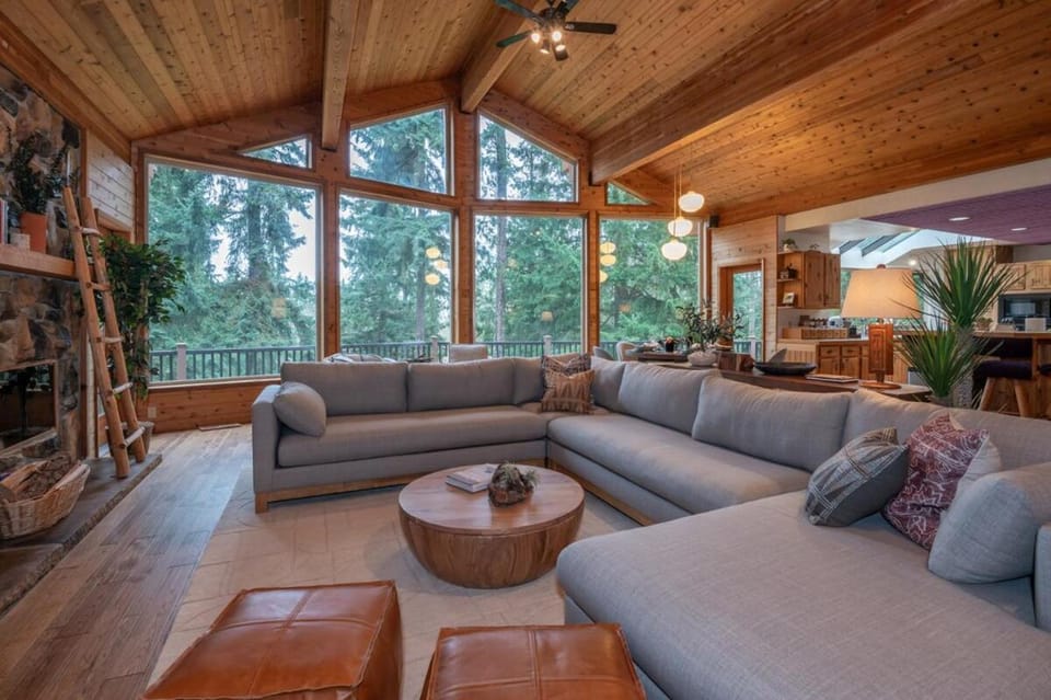 Hurricane Hideaway Holiday Home Sleeps 16 with Indoor Hot Tub House in Washington