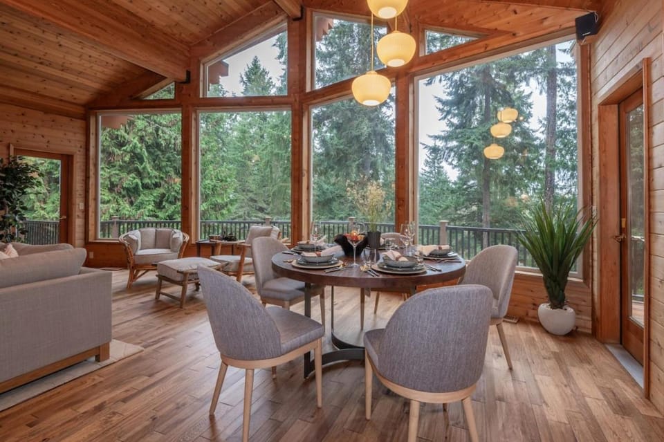 Hurricane Hideaway Holiday Home Sleeps 16 with Indoor Hot Tub House in Washington