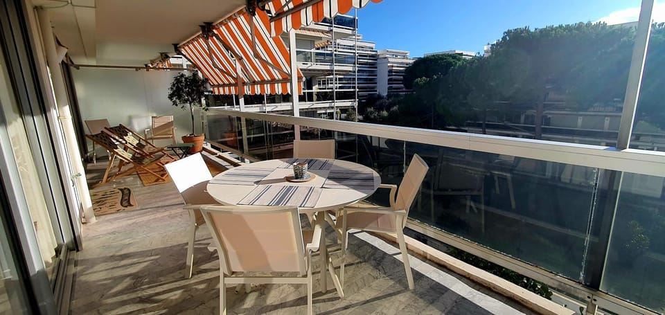 Beautiful 2-bedroom apartment with sea view in Antibes Apartment in Antibes