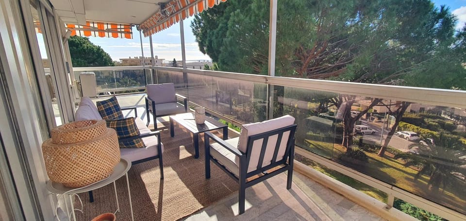 Beautiful 2-bedroom apartment with sea view in Antibes Apartment in Antibes