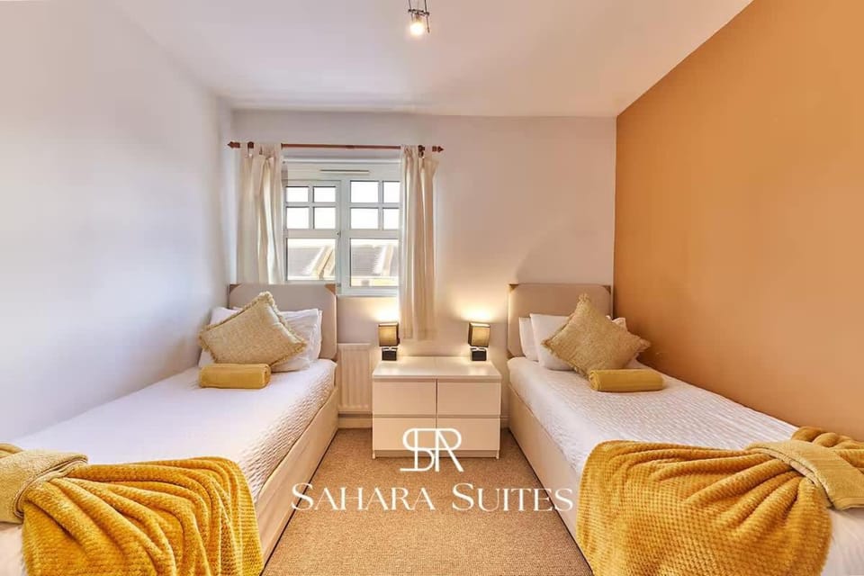 Bed, Photo of the whole room, Seating area, Bedroom