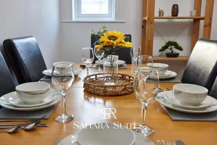 Seating area, Dining area