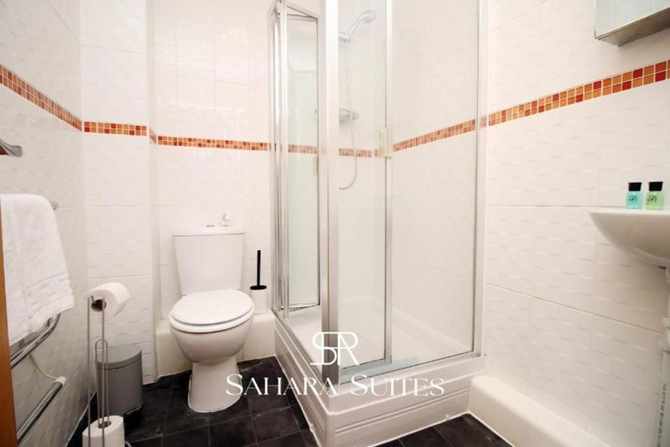 Shower, Toilet, Bathroom, towels