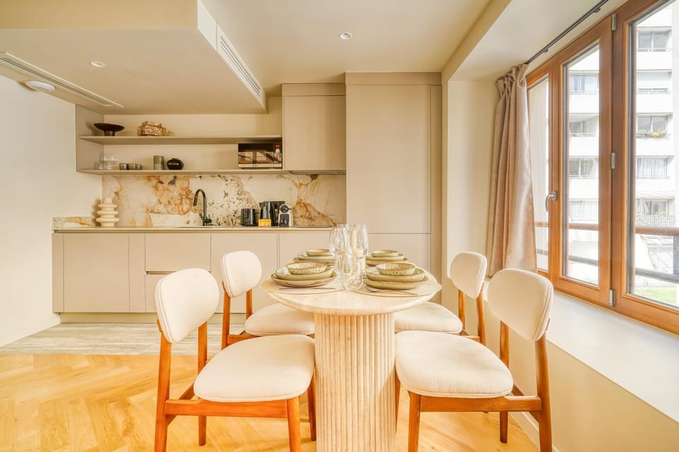 Kitchen or kitchenette, Living room, Seating area, Dining area, minibar, stove