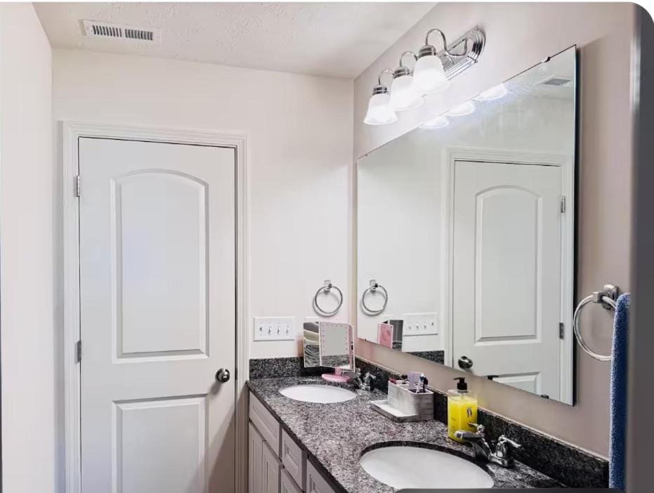 Indys 1 Private Bedroom in House Plainfield Near Airport Vacation rental in Plainfield