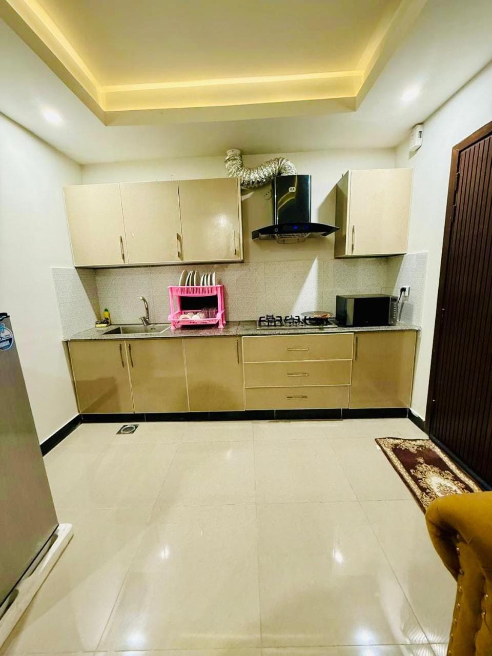 Kitchen or kitchenette, Seating area, microwave