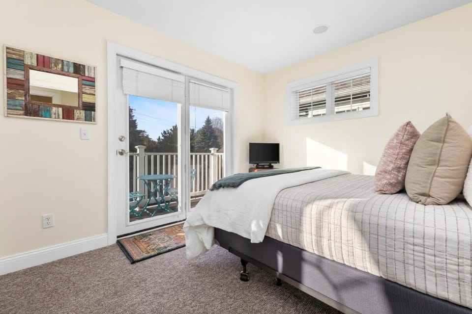 Bay Park 32: Downtown Condo! House in Traverse City