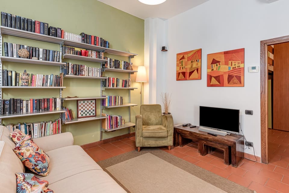 Communal lounge/ TV room, Library, TV and multimedia, Living room, Seating area, Evening entertainment