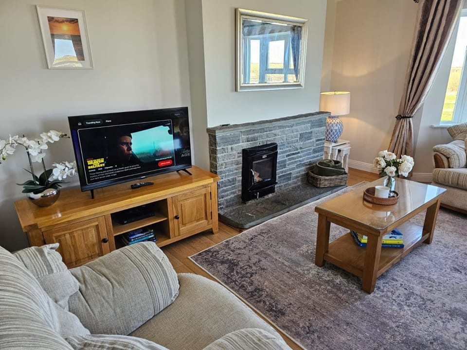 Communal lounge/ TV room, TV and multimedia, Living room, Seating area, Evening entertainment