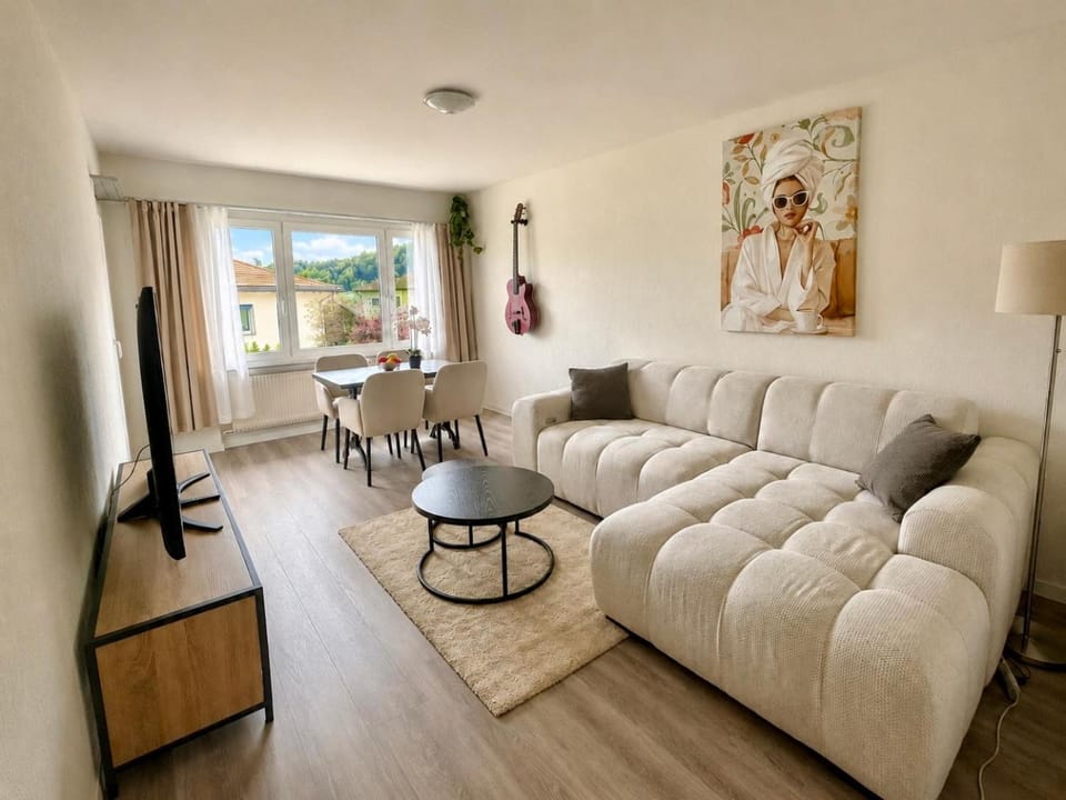 TV and multimedia, Living room, Seating area, Dining area