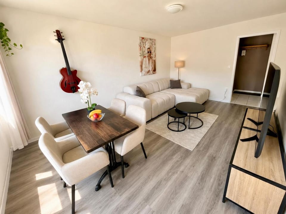 TV and multimedia, Living room, Seating area, Dining area