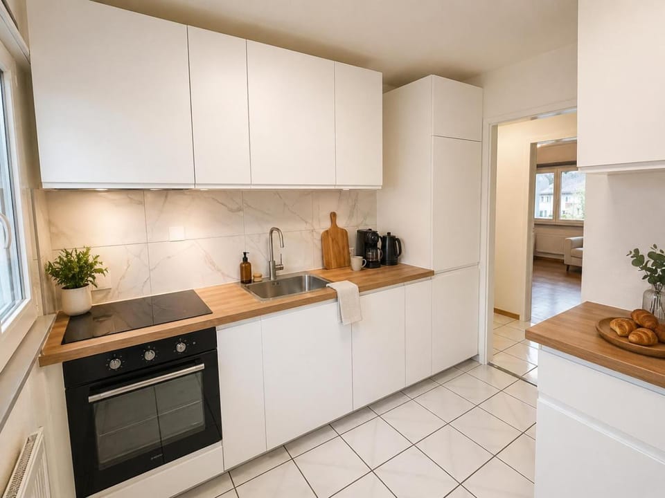 Coffee/tea facilities, Kitchen or kitchenette, oven, stove