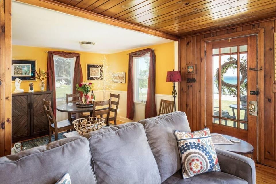 Baydream Believer: Bay Views and Minutes to TC House in Michigan