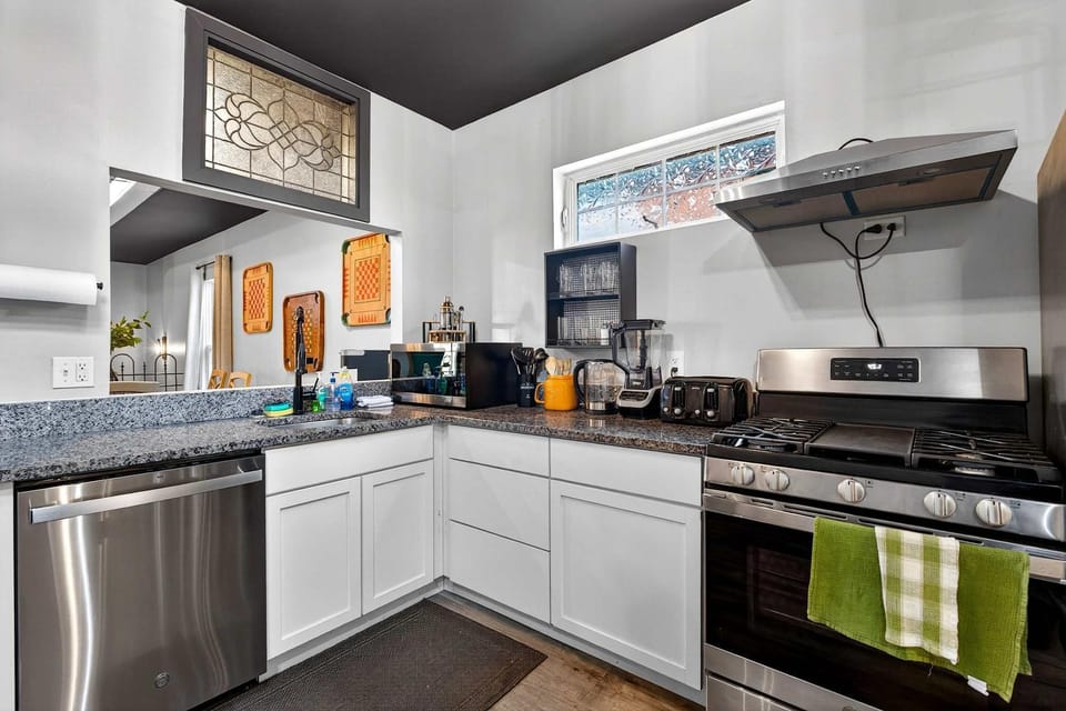 Spacious retreat w private backyard near downtown House in Jefferson County